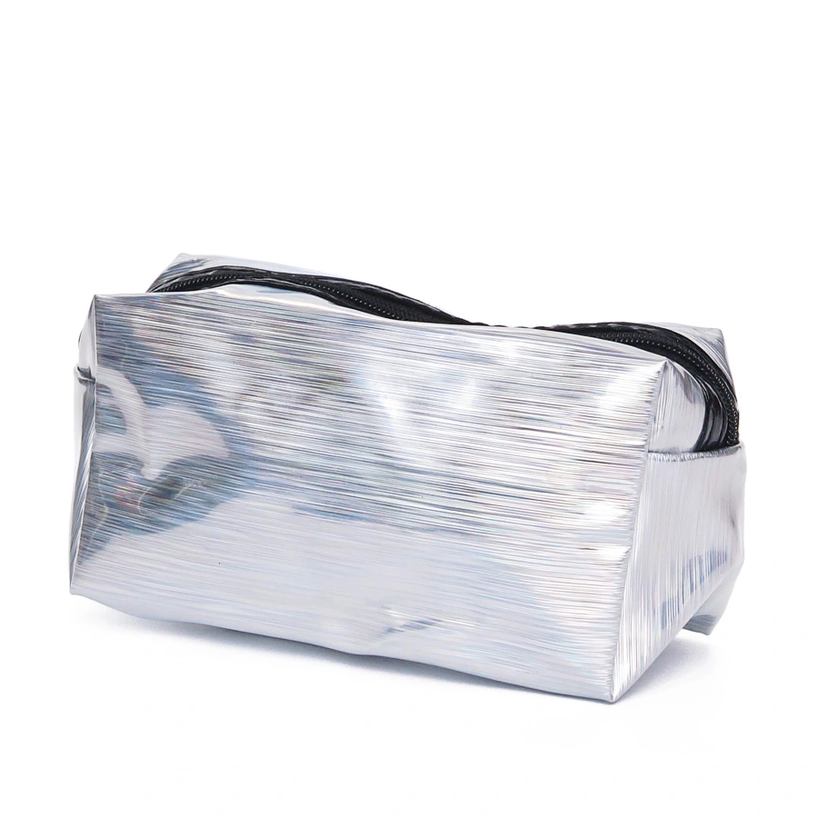 Серебристая косметичка на молнии